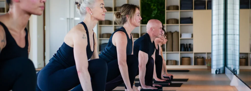 Groep vrouwen die yoga doen